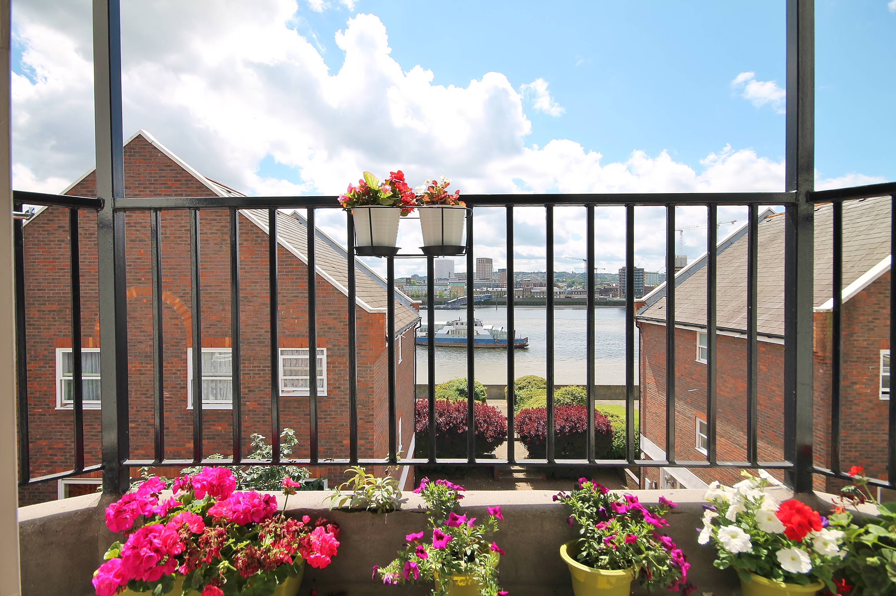 Barge House Road, London, Greater London, E16 — photo 2